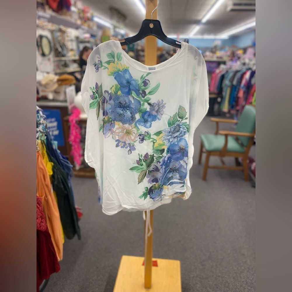 🛍️ Keren Hart New ladies M white blouse with pink, blue and green floral designs